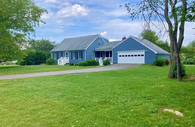 New England Beach House - 10 min walk from the beach!