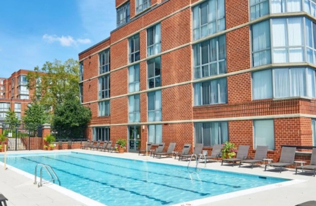 NEW Furnished 1BR in Arlington with FREE parking and Pool Access