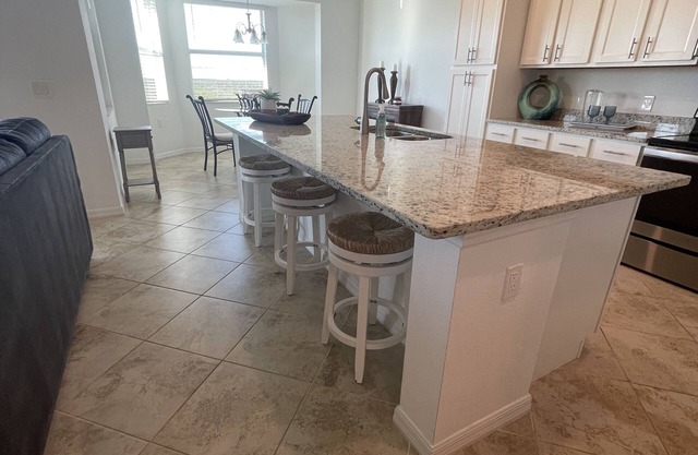 NEW Golf and country club.Stunning 2b 2bath, top floor corner unit/water view