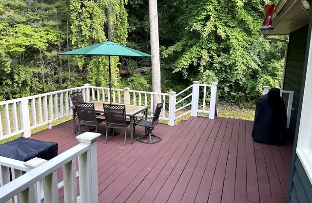 --NEW-- Green Cedar Lodge, Nature Lovers Dream! Hot Tub, FirePit, BBQ