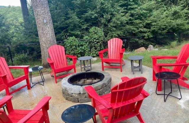 New Hampton Riverview cabin~Jacuzzi!Firepit!Dogs Welcome! Ski! Hike! Explore!
