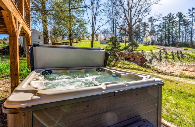 New Hot Tub / Firepit / Outdoor Dining / Park Grill