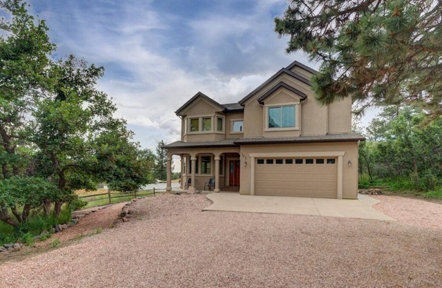 NEW HOT TUB Sunny Palmer Lake home in the Glen