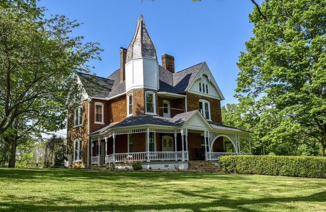 New! Large Victorian home! Outdoor space for entertaining!