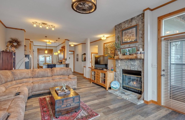 NEW LISTING! Great Views~Comfortable Condo in Mountain Air by RedAwning