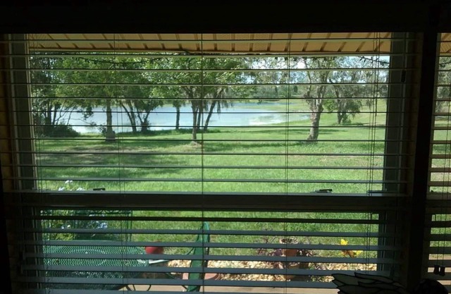 ¡Nuevo listado! Suite de un dormitorio frente al lago con entrada privada.