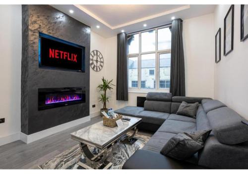 New Listing Luxurious Duplex in Bolton Sleeps 6 Parking