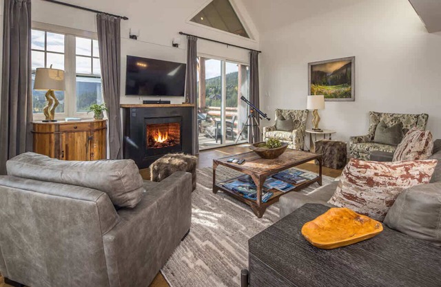 *New Listing* Ski-In/Ski-Out Chalet w/ Private Hot Tub