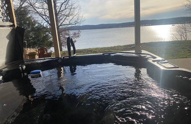 NEW! LOOKOUT- lakefront views with hot tub/ home theatre/firepit, sleeps 12!