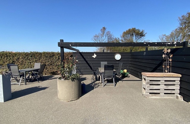 New! Luxurious four person holiday home in Serooskerke near Veerle in a quiet area.