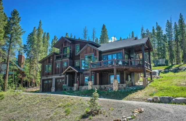 NEW luxury 4 Bedroom Home with spectacular views