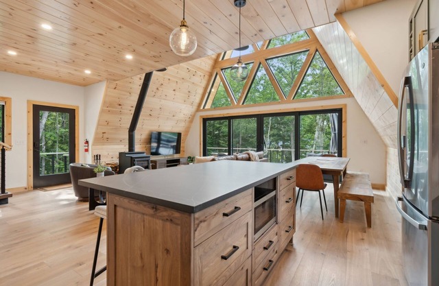 NEW Luxury A-Frame, Lake Access w/ hot tub