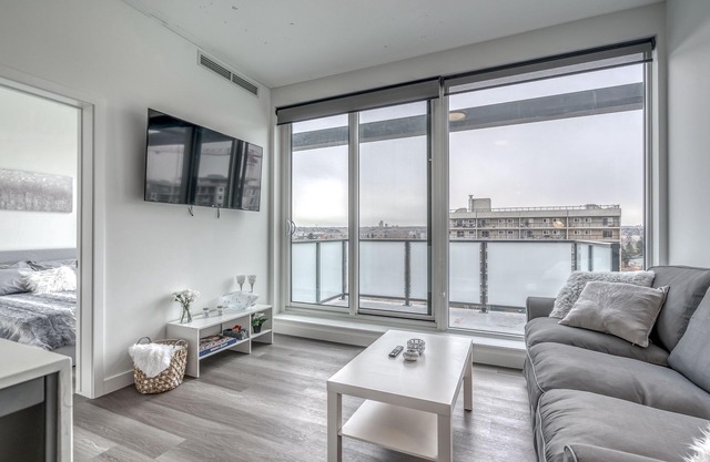 New Luxury Condo Mins To D/T U/G Parking | Office