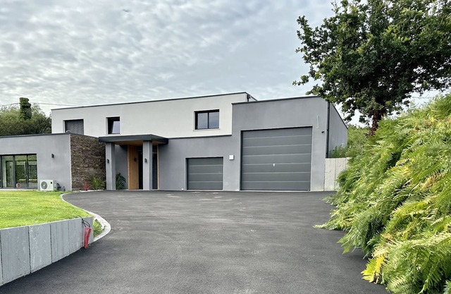 NEW - Magnificent luxury villa with swimming pool