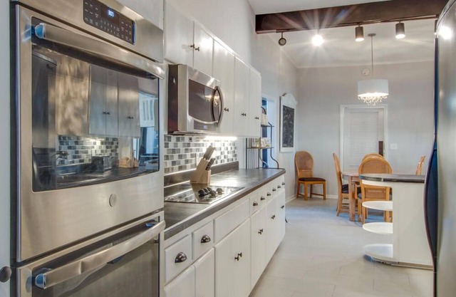 New! Mid Century Modern 10 min from downtown, large, private yard