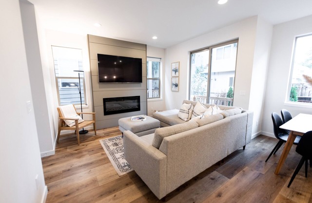 NEW mid- century modern 4bedroom oasis