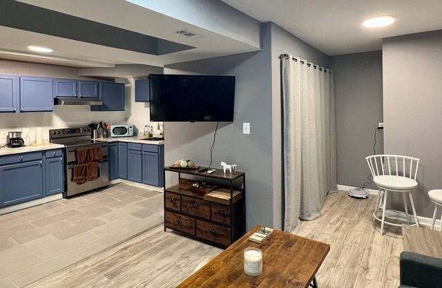 New Modern Cozy Independent Apartment. 7 min to DC or Pentagon. Work or vacation