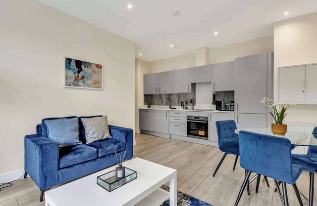 New Modern London 2 Bed | Long Stays! with Parking
