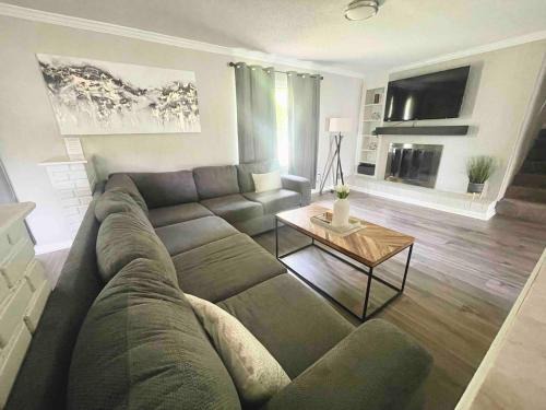 New Modern Lux Large Home 10MIN Downtown Sleeps 12