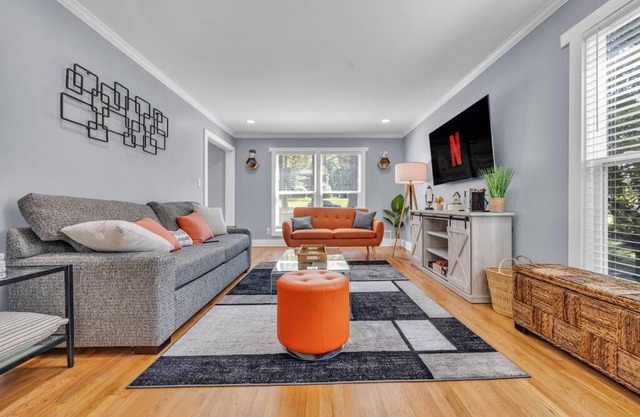 NEW! Modern Luxury w/Pool Table 3BR/5BD Sleeps 10