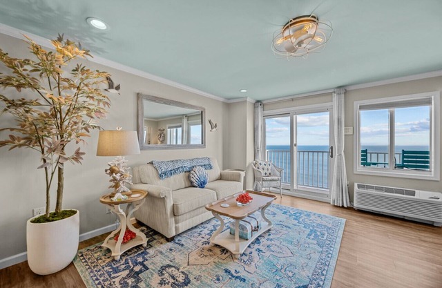 New Oceanfront 2bd, 2bth / Beach / Pool / Boat