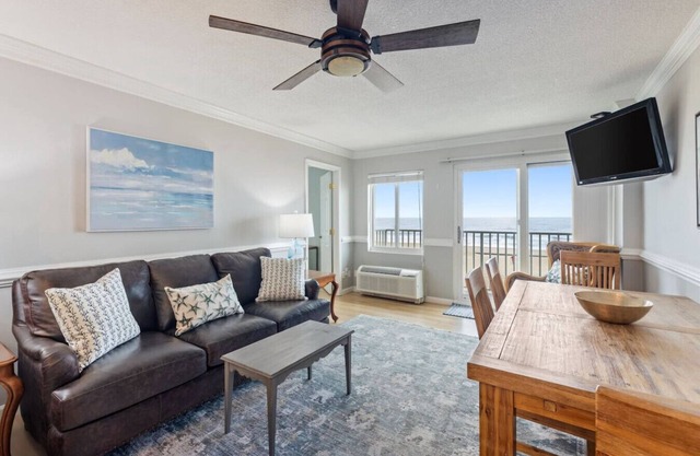 New Oceanfront 2bd, 2bth / Beach / Pool / Boat