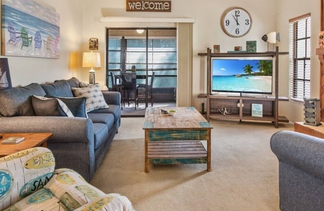 NEW ON THE MARKET!!! CLOSE TO BEACH!! 2 Bed, 2 Bath Townhome in Palma Sola!!