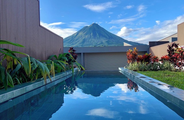 Brand new private villa, spectacular views, pool, jacuzzi, sun deck, BBQ, WiFi