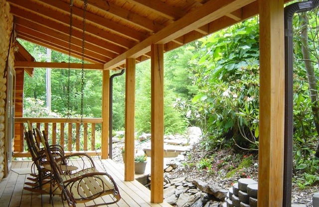 Nueva casa de troncos de cedro rojo justo al lado de la Blue Ridge Parkway en Little Switzerland, Carolina del Norte