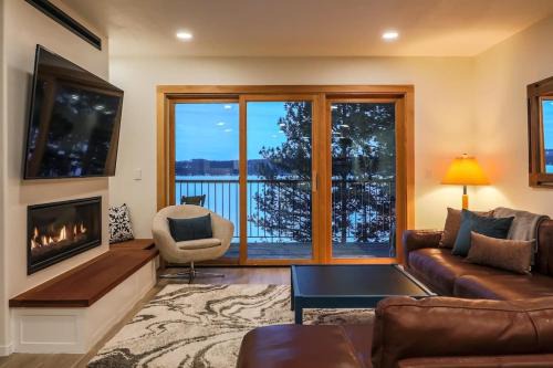 NEW Romantic LakeView Studio Beach Pool Modern