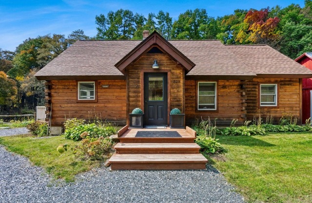 NEW! Scenic Ridge - 4bd/3ba cabin in Woodstock, VT