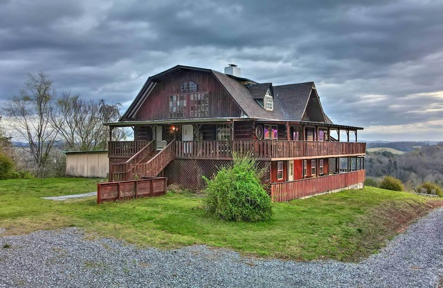 NEW! Sevierville Countryside Getaway w/ 2 Decks!