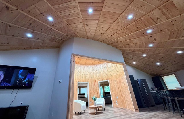 NEW! STUNNING Lakefront Treehouse in Kodak! 3BR/4BA w/MASSIVE Game Room & HT!