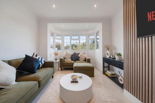 New Stunning Modern 2 Bedroom Apartment in Mill Hill next to Train Station!