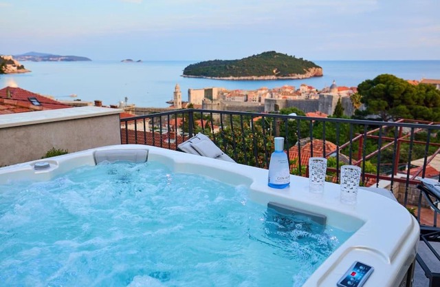 New & Stunning Views in Luxury 5* Divona Apartment