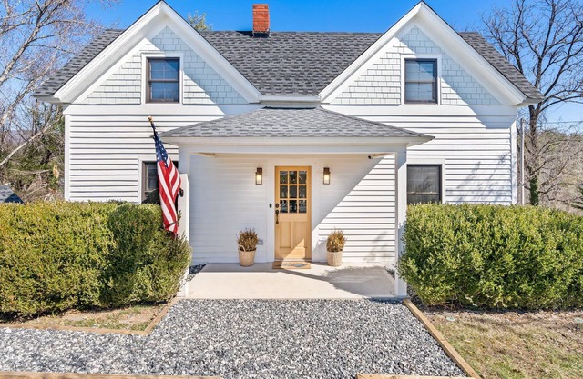 *NEW! The Rectory|5 Min to Rafting| Home Theater|Deck|BBQ|Fire Pit| EV Charger