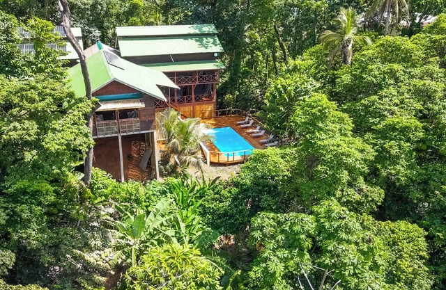 NEW Tropical Lodge Oasis for Groups - Pool, Breakfast, WiFi, Beach, Kayak, more!