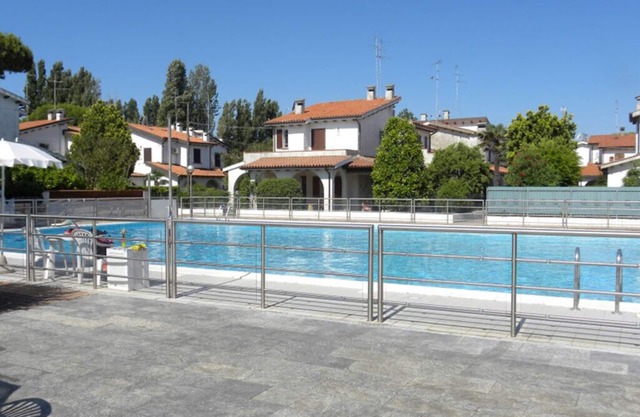 Nueva villa en residencia con piscina en el mar.