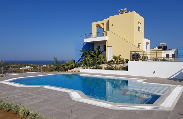 Nueva villa con piscina privada y maravillosas vistas al mar.