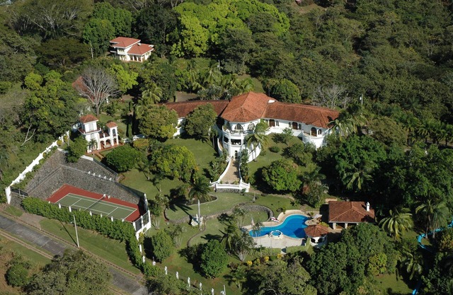 Finca exclusiva de 33,000 pies cuadrados, $ 12,000 semanas-8 personas, aire acondicionado, vista al mar, chef, personal 10