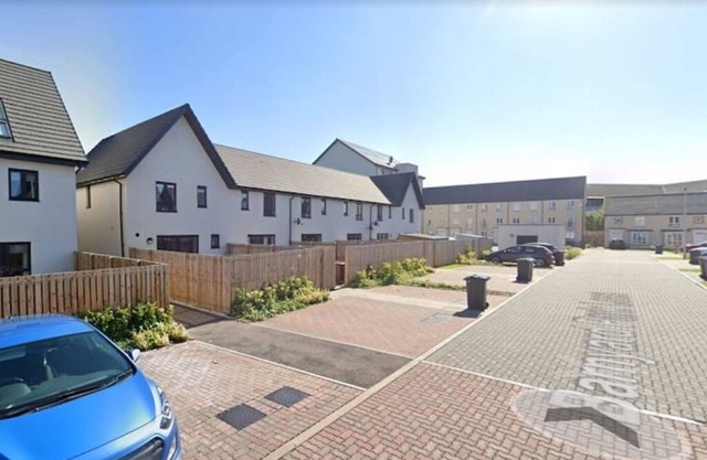 Newbuild - 3 bedrooms, 2 baths,5 mins from airport