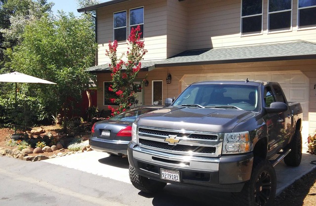 Nueva y acogedora casa de vacaciones de dos pisos a una milla del hermoso lago Shasta