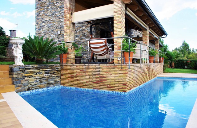 casa de nueva construcción acabados de lujo de 3 plantas 145metros y piscina