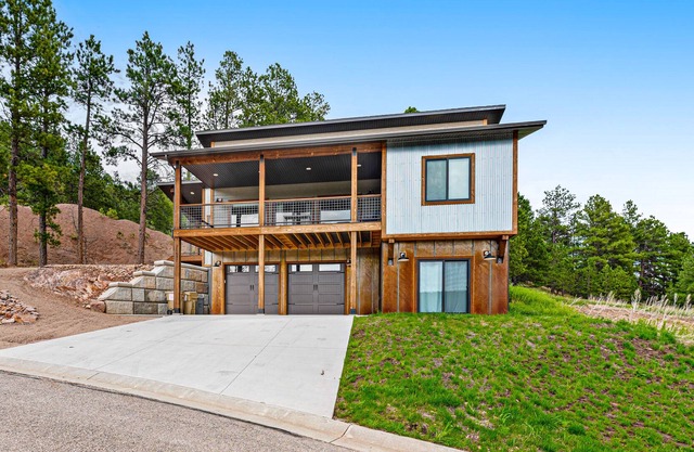Newly built 3-story home w/private hot tub, gas grill, gas fireplace, and W/D