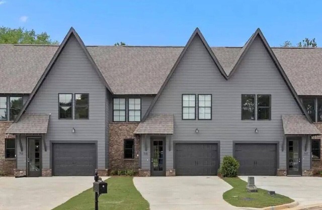 Newly built 4 bedroom townhome near AU University