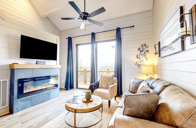 Newly built cabin overlooking Douglas Lake w/ hot tub & free attraction tickets