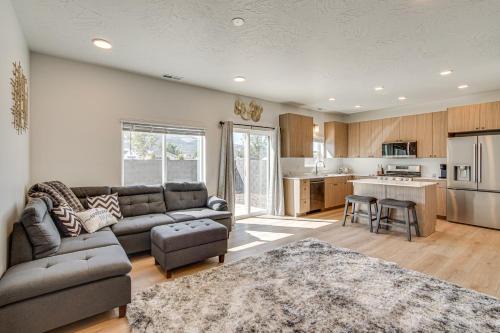 Newly Built, Pets Welcome Scenic Parowan Escape!