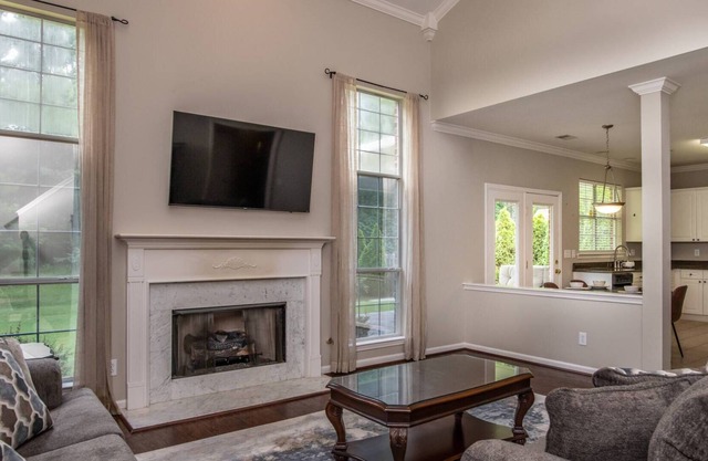 NEWLY LISTED ~ Stylish & Comfy ~ 15min to Downtown