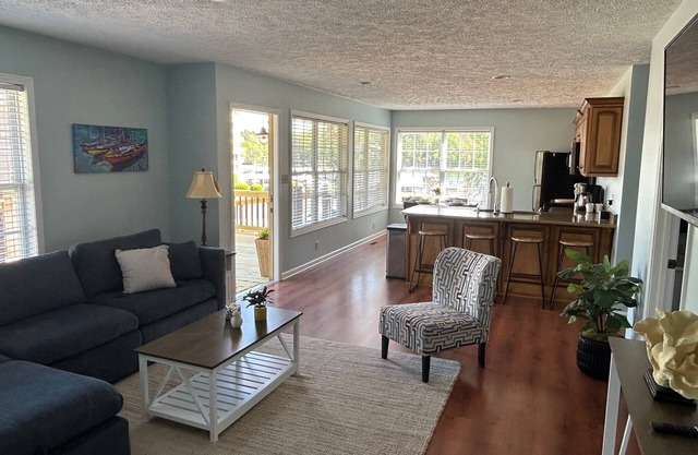 Newly refreshed, charming 3-bedroom Pickwick Lake house located at Grand Harbor!