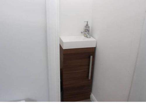 Newly Refurbished 3 Bed 2.5 Bath House in Staines